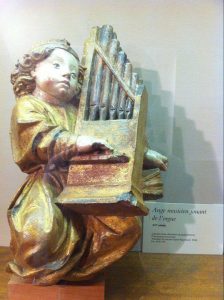 Angel-playing-organ[1]
